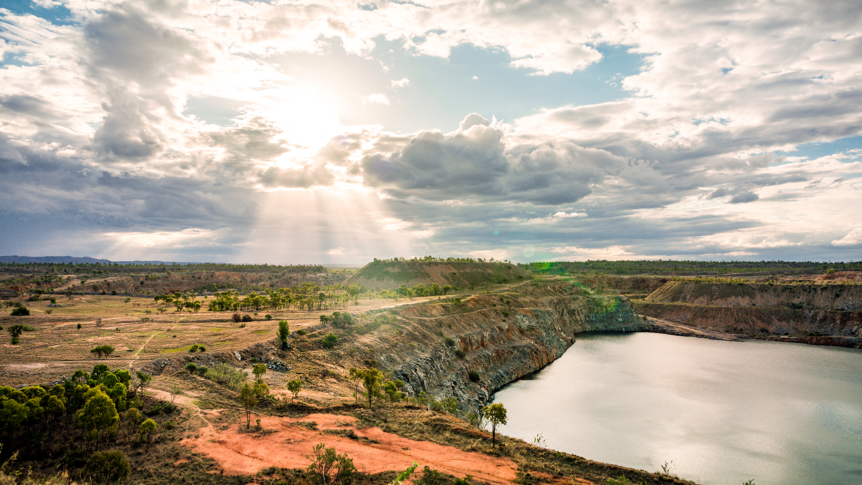 There used to be a gold mine in the Australian town of Kidston. Today, there are two disused pits here filled with water.